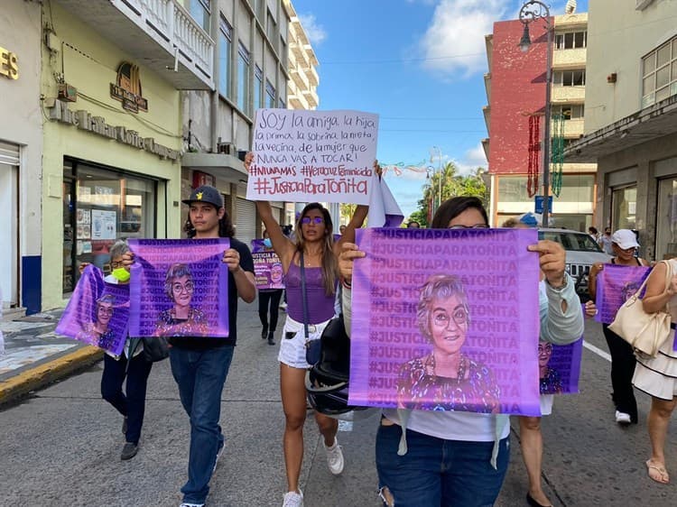 Marchan para exigir justicia por Toñita; asesinada en su domicilio en Veracruz