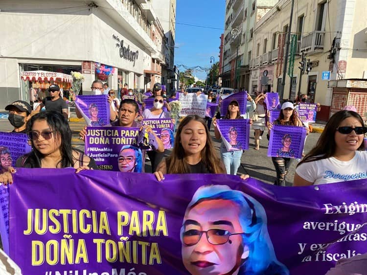 Marchan para exigir justicia por Toñita; asesinada en su domicilio en Veracruz