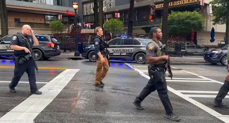 (Video) Tiroteo en Atlanta deja 3 personas heridas; policía detiene a mujer tiradora