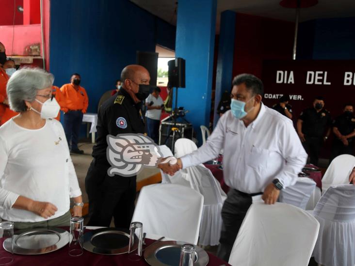 (+Video) Con bono y desayuno, Ayuntamiento celebra a bomberos de Coatzacoalcos