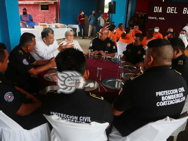 (+Video) Con bono y desayuno, Ayuntamiento celebra a bomberos de Coatzacoalcos