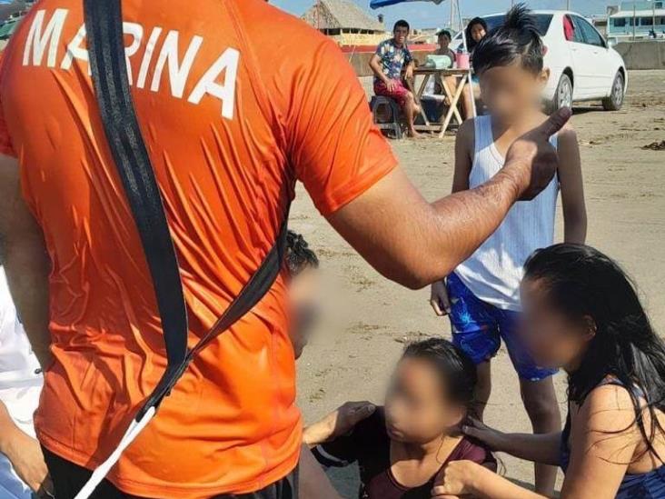 Rescatan a hombre y menor de edad de ahogarse en playas de Coatzacoalcos