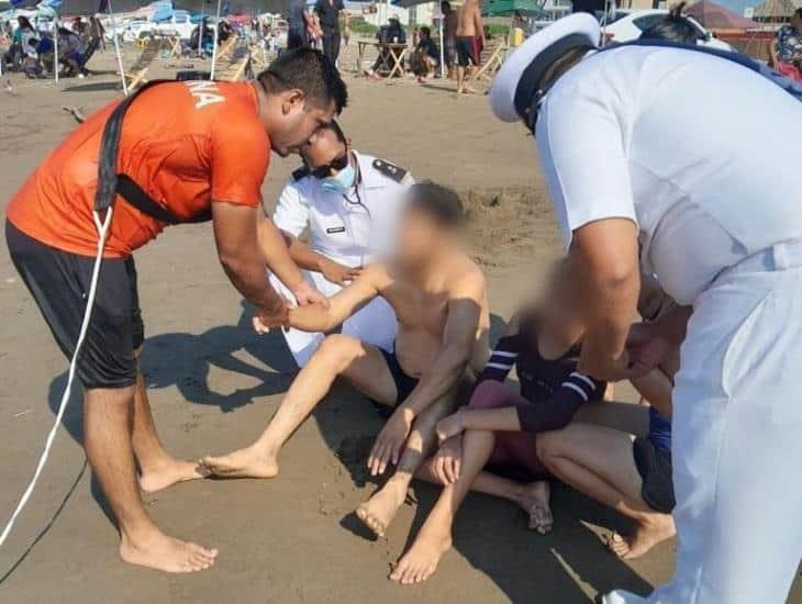 Rescatan a hombre y menor de edad de ahogarse en playas de Coatzacoalcos