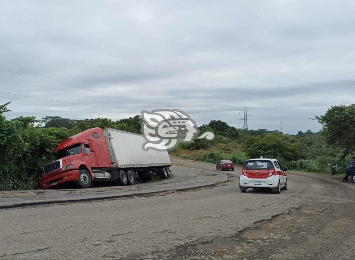 Tracto casi cae a barranco en la entrada a Acayucan