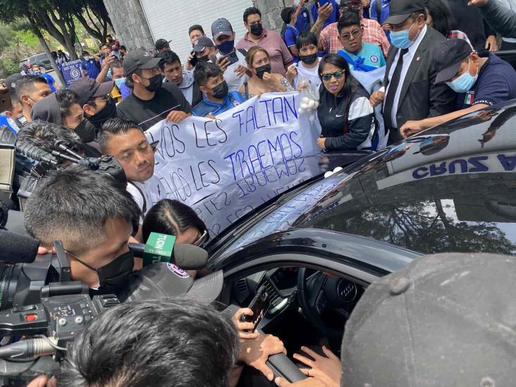 ‘Échenle hu3v…”; afición reclama mal momento a jugadores del Cruz Azul