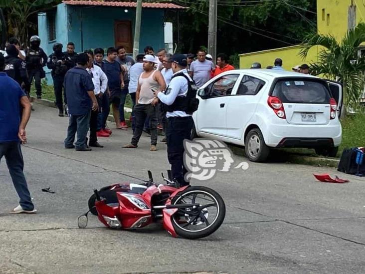 (+Video) Joven mujer grave tras sufrir accidente en motocicleta