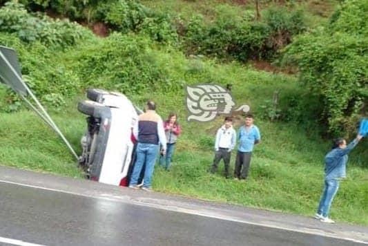 Vuelca camioneta en libramiento de Nogales