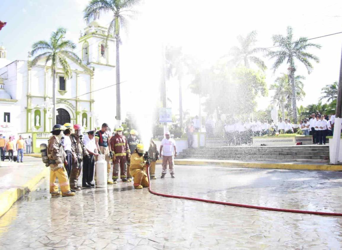 Realizan el tradicional baño al personal de bomberos de Alvarado