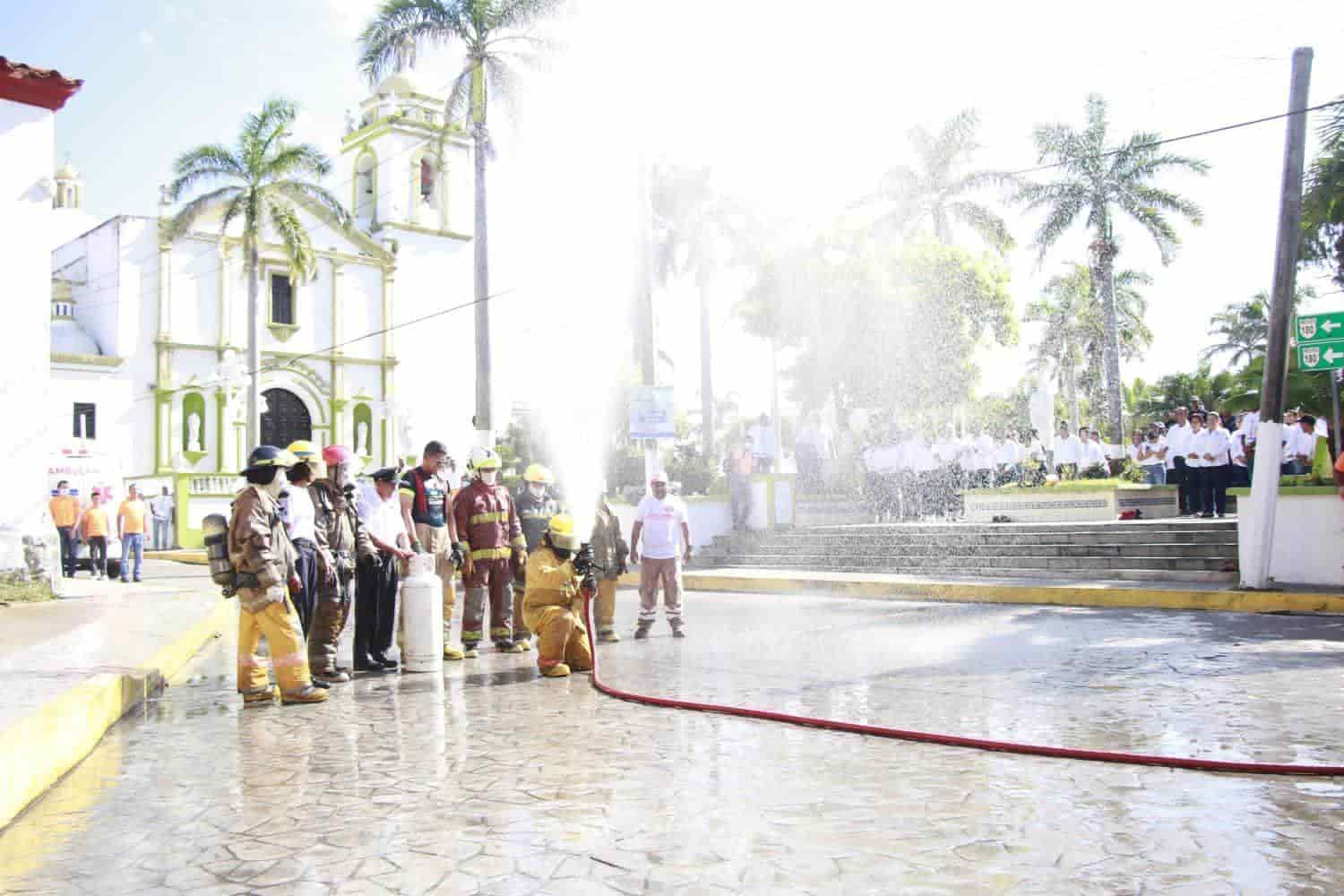 Realizan el tradicional baño al personal de bomberos de Alvarado