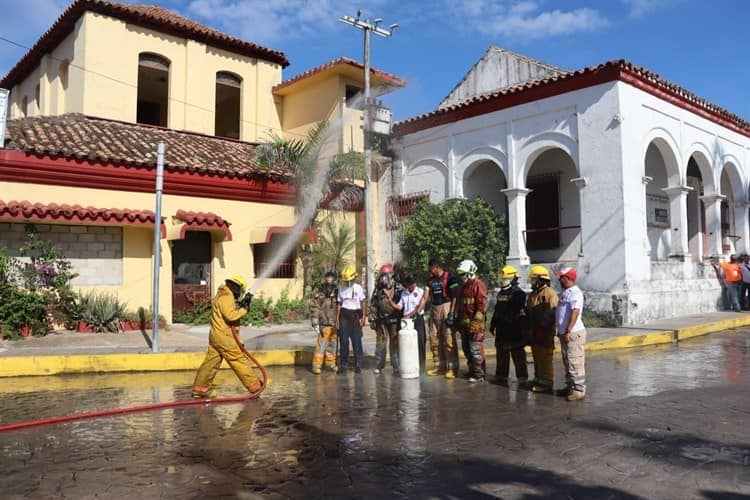 Realizan el tradicional baño al personal de bomberos de Alvarado