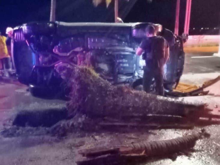 Conductor que iba a exceso de velocidad volcó al impactarse con palmera en Veracruz