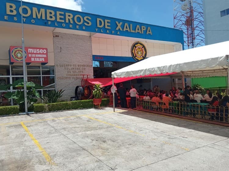 Bomberos celebran su día en Xalapa, sobreviviendo de donativos (+Video)