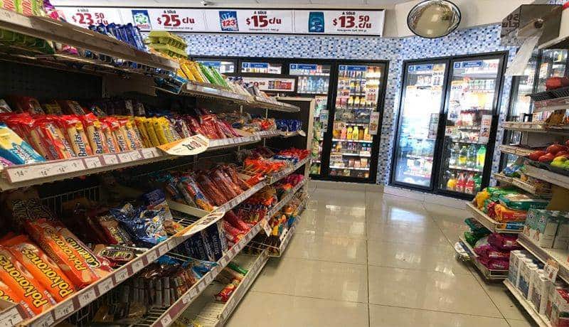 Youtuber prepara enmoladas y consomé dentro de un Oxxo