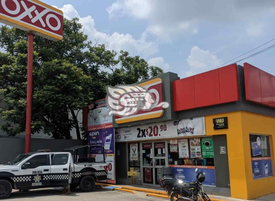 Con pistola en mano roban Oxxo en Acayucan 