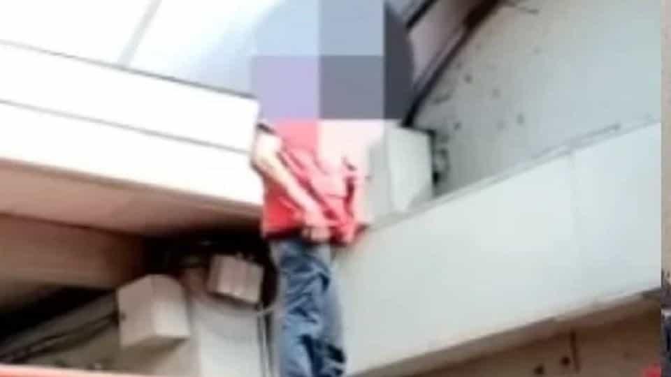 Detienen a hombre intoxicado que caminaba arriba del Metro en CDMX (+Video)