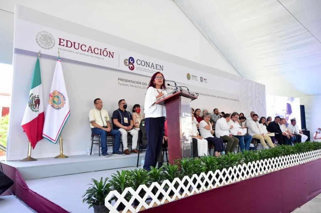 Nueva titular de la SEP visita Tuxpan; presentan programas para Educación Normal 2022