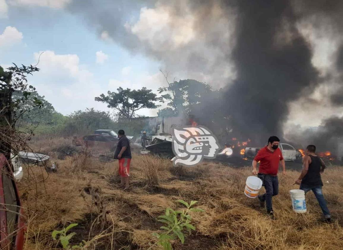 Incendio terminó con 15 vehículos en corralón de Las Choapas