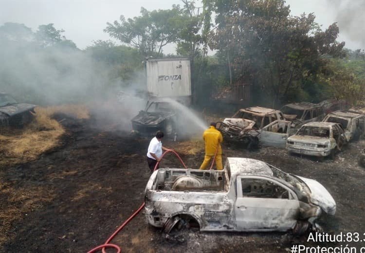 Incendio terminó con 15 vehículos en corralón de Las Choapas