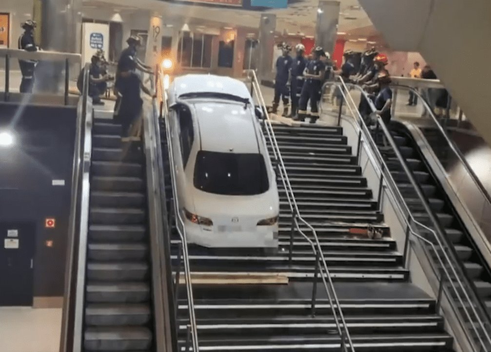 Video: En Madrid, roban auto y lo intentan sacar por las escaleras del metro