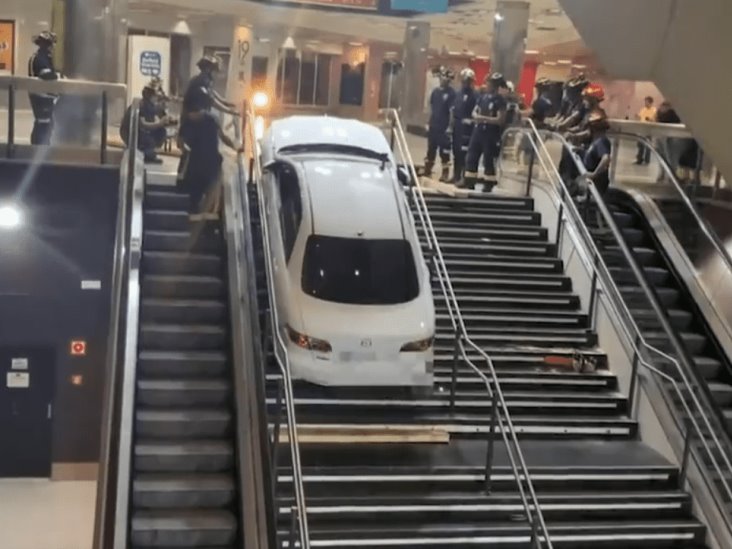 Video: En Madrid, roban auto y lo intentan sacar por las escaleras del metro