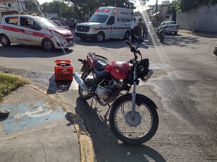 En Veracruz, mujer resulta herida tras sufrir accidente en motocicleta