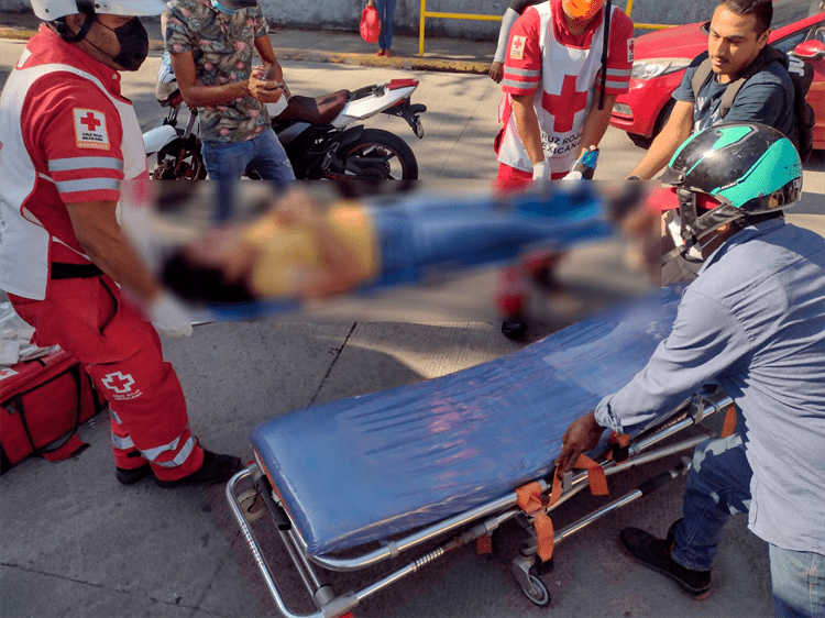 En Veracruz, mujer resulta herida tras sufrir accidente en motocicleta