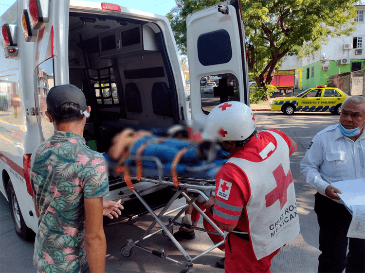 En Veracruz, mujer resulta herida tras sufrir accidente en motocicleta