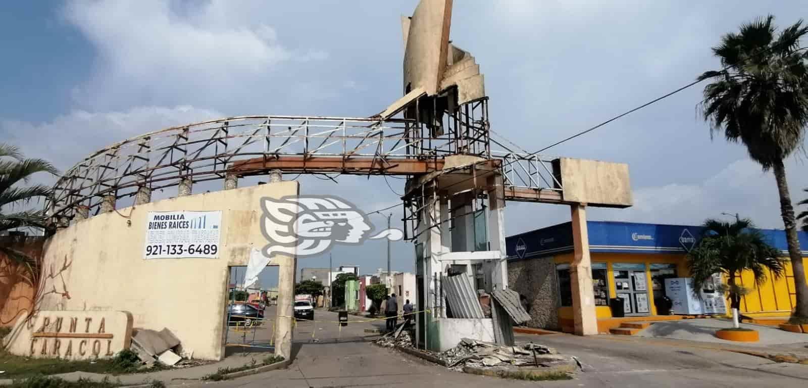 (+Video) Vecinos botean para rehabilitar fachada del fraccionamiento Punta Caracol