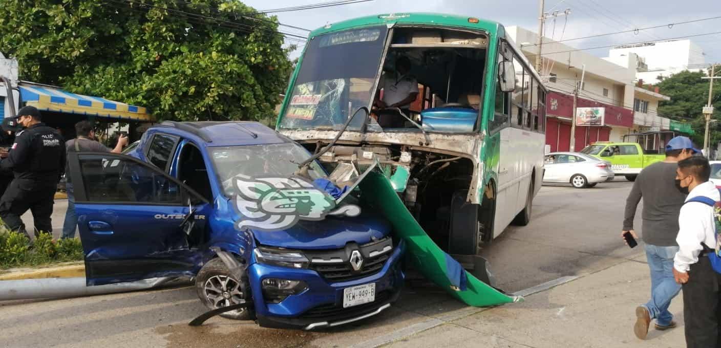 (+Vídeo) Aparatoso accidente en Coatzacoalcos; mujer gravemente lesionada