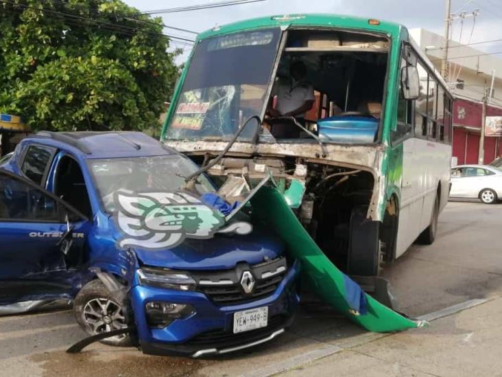 (+Vídeo) Aparatoso accidente en Coatzacoalcos; Mujer gravemente lesionada