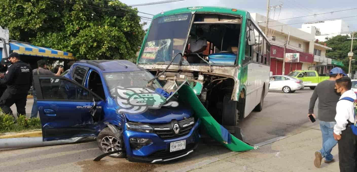 (+Vídeo) Aparatoso accidente en Coatzacoalcos; Mujer gravemente lesionada