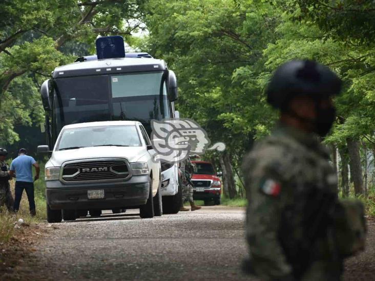 Tras persecución en Acayucan, aseguran autobús con 110 migrantes y detienen a pollero