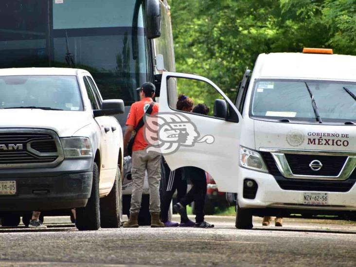 Tras persecución en Acayucan, aseguran autobús con 110 migrantes y detienen a pollero