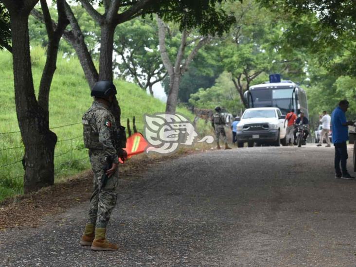 Tras persecución en Acayucan, aseguran autobús con 110 migrantes y detienen a pollero