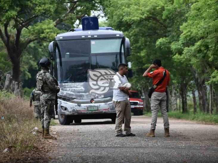 Tras persecución en Acayucan, aseguran autobús con 110 migrantes y detienen a pollero