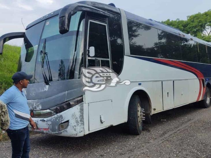 Tras persecución en Acayucan, aseguran autobús con 110 migrantes y detienen a pollero