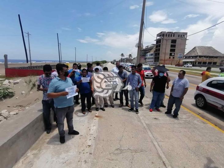 (+Video) Piden taxistas liberación de su colega; lo vincularon a un hecho delictivo