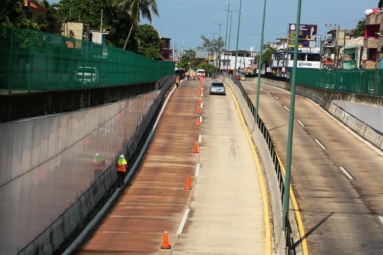 (+Video) Avanzan con sellado en carriles del Túnel Sumergido