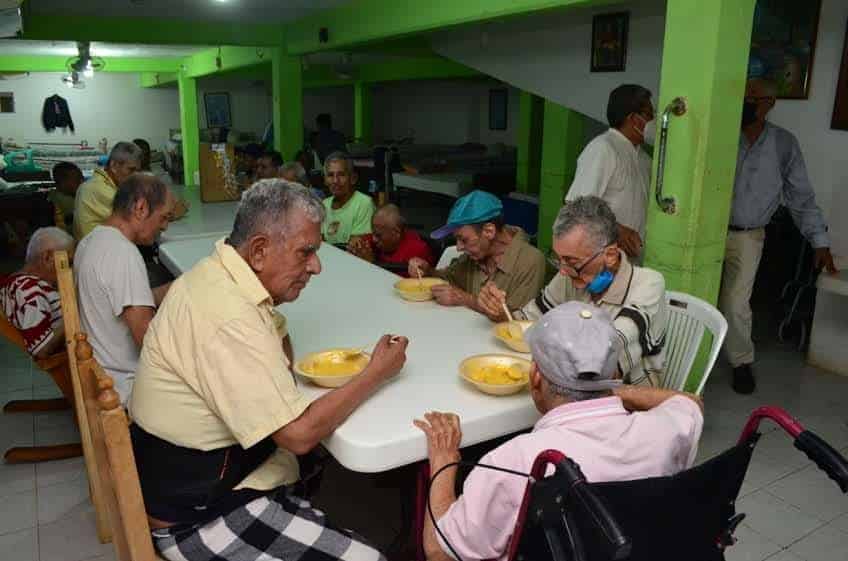 Abuelitos son abandonados en asilo Cogra en Veracruz tras padecer alguna enfermedad