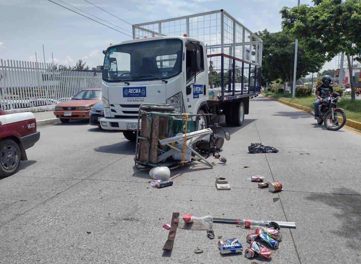 (Video)Hombre es atropellado en su triciclo por camión de carga en calles de Veracruz