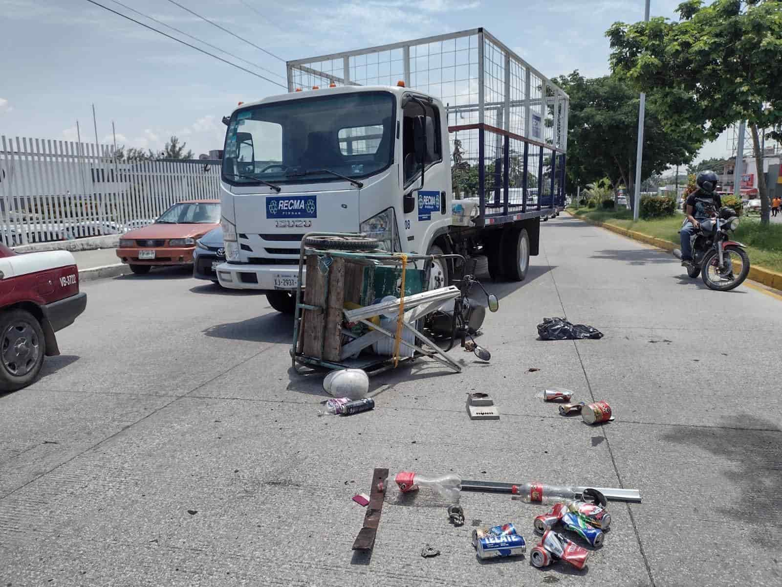 (Video)Hombre es atropellado en su triciclo por camión de carga en calles de Veracruz