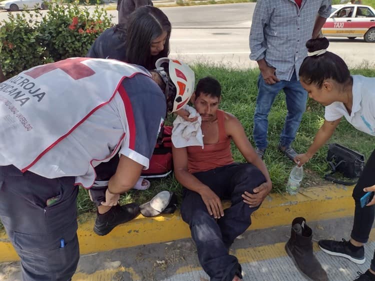 (Video)Hombre es atropellado en su triciclo por camión de carga en calles de Veracruz