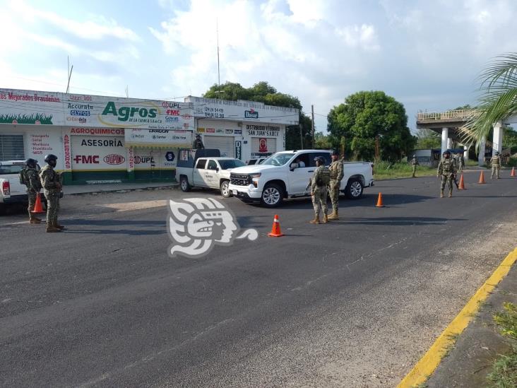 (+Video) ¡Hasta con ponchallantas! Semar blinda accesos de Acayucan