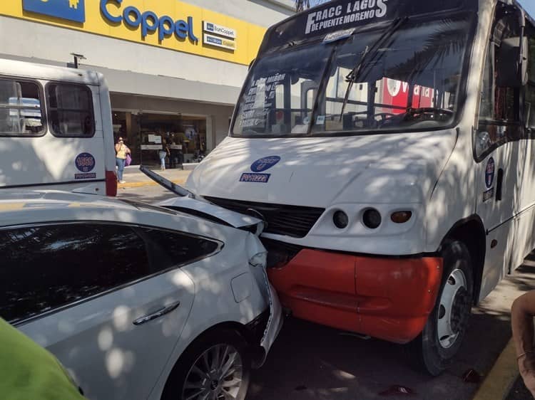 (Video) Camión de pasaje se queda sin frenos y provoca carambola en Díaz Mirón