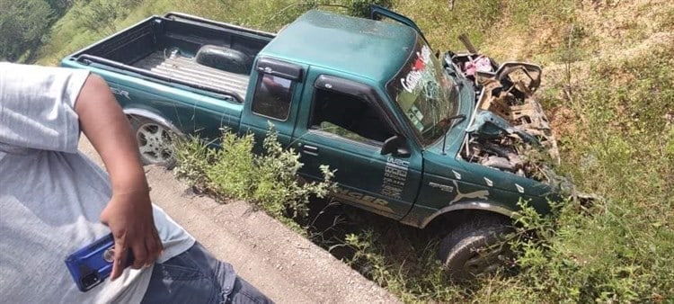 Camión de carga choca de frente con camioneta en Isla, Veracruz; hay un lesionado