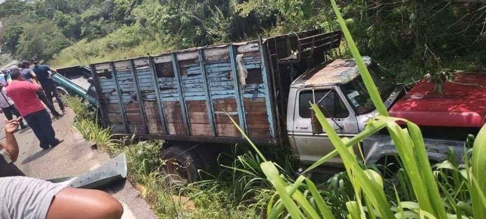 Camión de carga choca de frente con camioneta en Isla, Veracruz; hay un lesionado