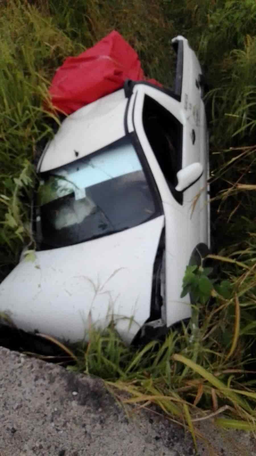 Para evitar asalto conductor vuelca su camioneta en autopista La Tinaja - Isla