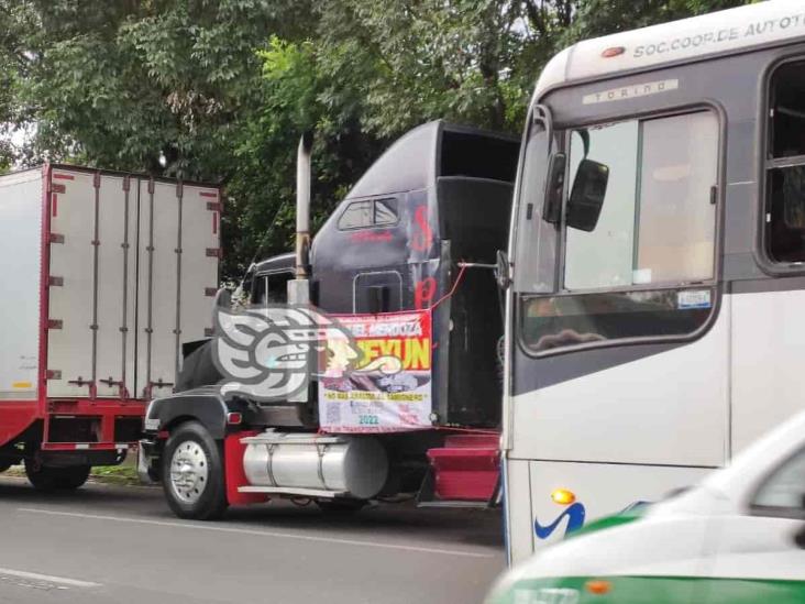 Organización de camioneros bloquean la Xalapa-Banderilla