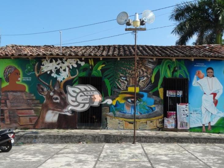 Mujer afrodescendiente ocupa lugar de Cisneros en mural de Misantla