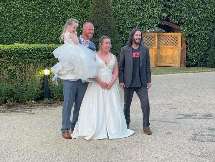 Hombre se encuentra a Keanu Reeves, lo invita a su boda... ¡y si va!